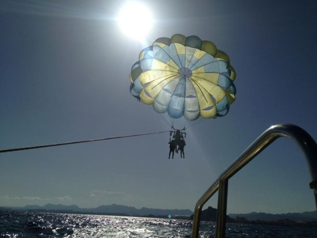 Haciendo parasailing